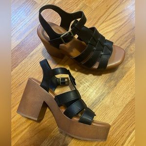 Universal Thread Size 9 Platform Sandals